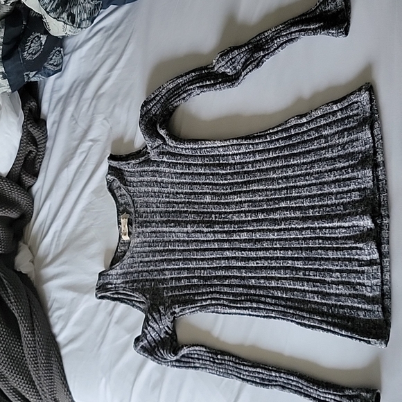 3 for $24 item🎉Hollister Open Shoulder Woman's Sweater - Picture 1 of 5
